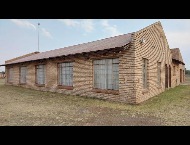 4 BEDROOM HOUSE TO LET IN LAMONT PARK